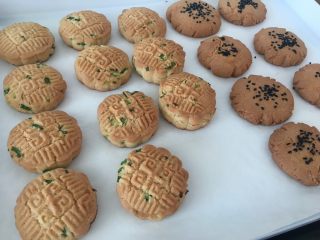 7、香酥桃酥,入烤箱，180度15分钟。烤的过程当中也要注意饼干的上色。烤的过程中就闻到葱香味啦！