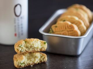 8、香酥桃酥,掰开饼干，口感真的很酥脆哦～