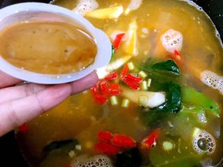 14、冬阴功海鲜汤or火锅,加入一块浓汤宝小火慢慢熬煮到沸腾