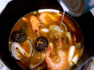 23、冬阴功海鲜汤or火锅,淋上椰浆拌匀