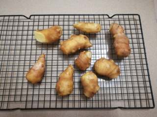 4、简易版猪脚姜,将擦干水分的将晾干备用