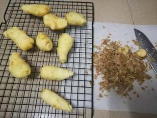 5、简易版猪脚姜,使用小刀把表皮刮掉即可