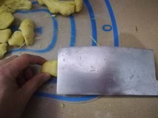 6、简易版猪脚姜,有些人喜欢切成厚片，有些人喜欢拍扁使用。如果选择拍扁使用，那拍的时候要注意以下手法，因为去过皮后特别光滑，所以要一手拿稳，一手轻轻拍压几下再拍扁