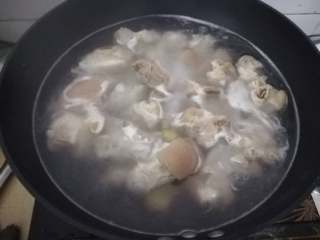 21、简易版猪脚姜,然后再煮一锅开水，把猪脚放进去煮开