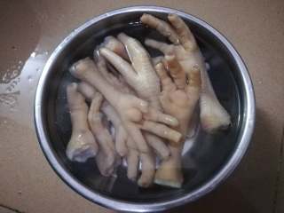 25、简易版猪脚姜,捞出马上过冷水，搓洗掉表面的浮沫