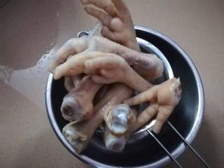 26、简易版猪脚姜,同样也要沥干水分，这样煮起来也就不会黏黏的了