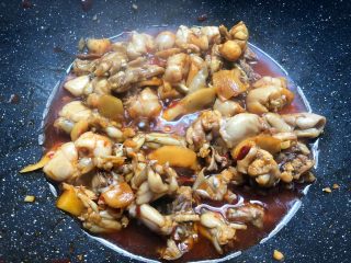 7、香辣牛蛙,加入少许盐，20克生抽，10克料酒翻炒均匀，盖上盖子焖5分钟。