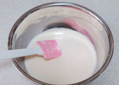 2、冰皮豆沙月饼,倒入糯米粉、粘米粉、澄粉，搅均成稀面糊，过筛2遍，静置30分钟