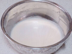 3、冰皮豆沙月饼,包上保鲜膜入蒸锅，用大火蒸15-20分钟