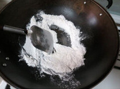 4、冰皮豆沙月饼,将一点糯米粉炒熟至微黄做为防沾糕粉