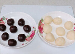 6、冰皮豆沙月饼,冷却的冰皮分成40克1份，豆沙馅分成30克1份