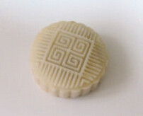 8、冰皮豆沙月饼,把包好的面团放入月饼模，压出月饼形状