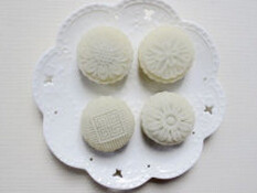 9、冰皮豆沙月饼,做好的冰皮月饼，放冰箱冷藏数小时后再食用，口感最佳