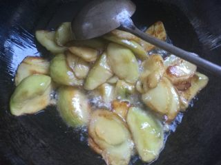 8、地三鲜,接着下入茄子炸至金黄捞出。