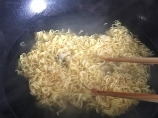 2、鲜虾脆面盏,方便面不加调料，下锅煮散捞出沥干。