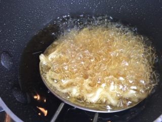 4、鲜虾脆面盏, 漏勺在热油里炸至定型。