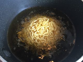 5、鲜虾脆面盏,面条倒出漏勺继续炸。