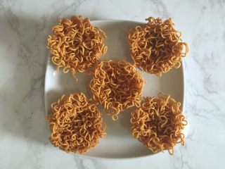 6、鲜虾脆面盏,炸至色泽金黄，捞出沥干。