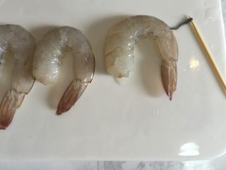 7、鲜虾脆面盏,大虾拨出虾仁，用牙签挑除虾线。