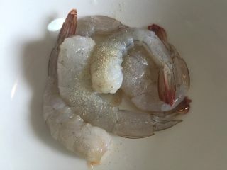 8、鲜虾脆面盏,用白胡椒腌制去腥。
