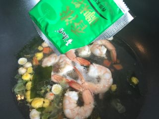 9、鲜虾脆面盏,锅内放适量水烧开，加入方便面内蔬菜、酱料、和适量的调味料，加入虾仁煮熟。