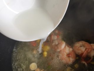 10、鲜虾脆面盏,用生粉调成水淀粉勾芡关火。