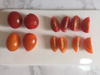 12、鲜虾脆面盏,小番茄切成片。