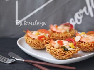 13、鲜虾脆面盏,装饰在面盏上，一起食用解腻爽口。