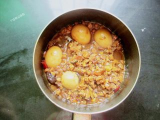 15、香菇卤肉饭,提前20分钟放盐和蚝油调味，盐要边放边尝。炖好的香菇卤肉汤汁要多留一点拌饭吃特好吃，