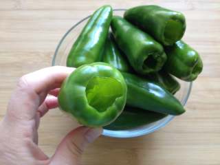 1、酿青椒,青椒洗净，将籽和瓤取出，再用毛巾把外皮的水分擦干备用