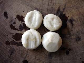 2、酿青椒,荸荠削去外皮