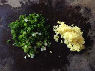 4、酿青椒,准备好葱花和姜末