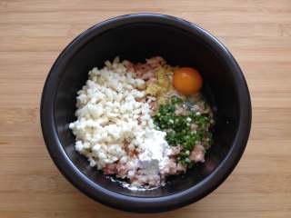 5、酿青椒,肉末中放入荸荠粒、2g盐、1个鸡蛋、5g姜末、5g葱花、4g生抽、2g糖、5g玉米淀粉、胡椒粉、鸡精