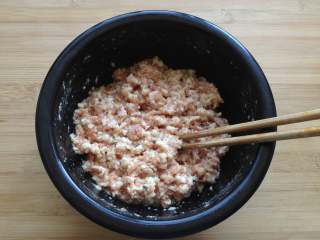 6、酿青椒,加入少许清水将肉馅顺一个方向搅拌均匀