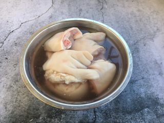 4、美容养颜养生菜 黄豆煲猪手,放入清水浸泡一个小时，泡出血水和杂质，以达到去腥的目的。