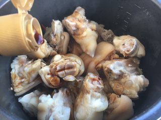 8、美容养颜养生菜 黄豆煲猪手,倒入50g的生抽。