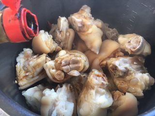 9、美容养颜养生菜 黄豆煲猪手,倒入10g的老抽。