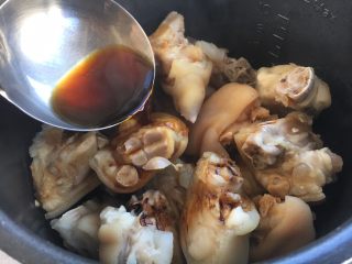 10、美容养颜养生菜 黄豆煲猪手,倒入2大汤勺的糖色水。