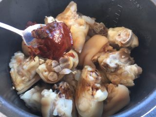 11、美容养颜养生菜 黄豆煲猪手,放入2块的腐乳。