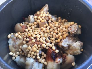 12、美容养颜养生菜 黄豆煲猪手,放入黄豆。