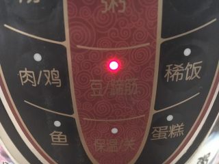 14、美容养颜养生菜 黄豆煲猪手,启动电压力锅的“豆”的功能开始工作，工作约半个小时后蜂鸣提示工作完成。
