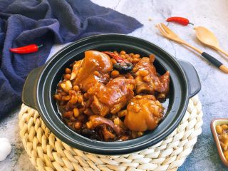 19、美容养颜养生菜 黄豆煲猪手,新鲜出炉的味道鲜美的黄豆煲猪手。