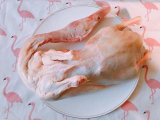 1、烤箱版北京烤鸭,准备食材。
