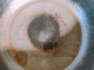 3、烤箱版北京烤鸭,锅中加少许水。