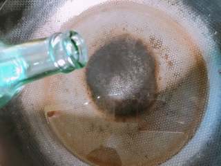 4、烤箱版北京烤鸭,倒入白醋。