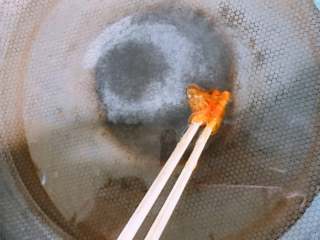 5、烤箱版北京烤鸭,倒入麦芽糖,加热至麦芽糖融化。