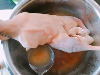 6、烤箱版北京烤鸭,将煮好的水均匀的浇在鸭子上。在阴凉处通风,晾制24小时。