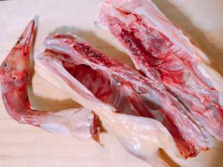 7、烤箱版北京烤鸭,将风干好的鸭去脖子,从中切开。因为使用的烤箱,切开更容易烤熟。