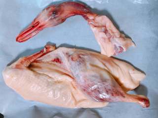 8、烤箱版北京烤鸭,将切好的鸭摆入烤盘。