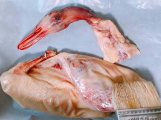 9、烤箱版北京烤鸭,在鸭身刷上油。